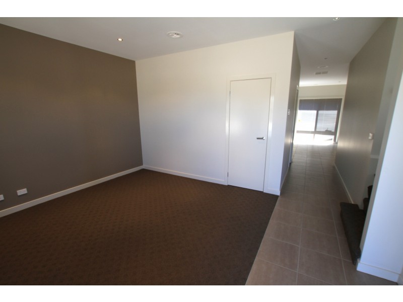 9 Daymar Cct, Craigieburn VIC 3064