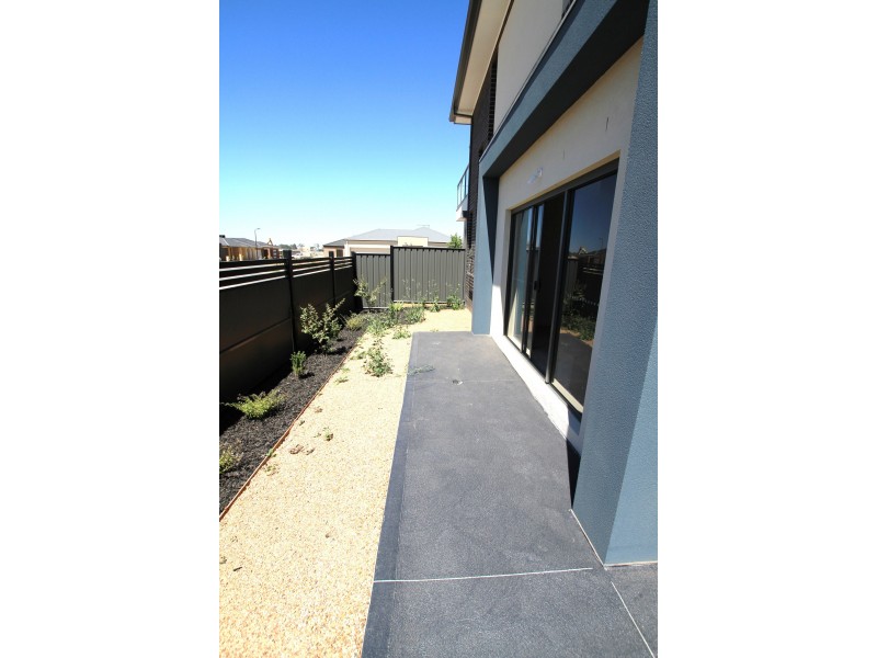 9 Daymar Cct, Craigieburn VIC 3064