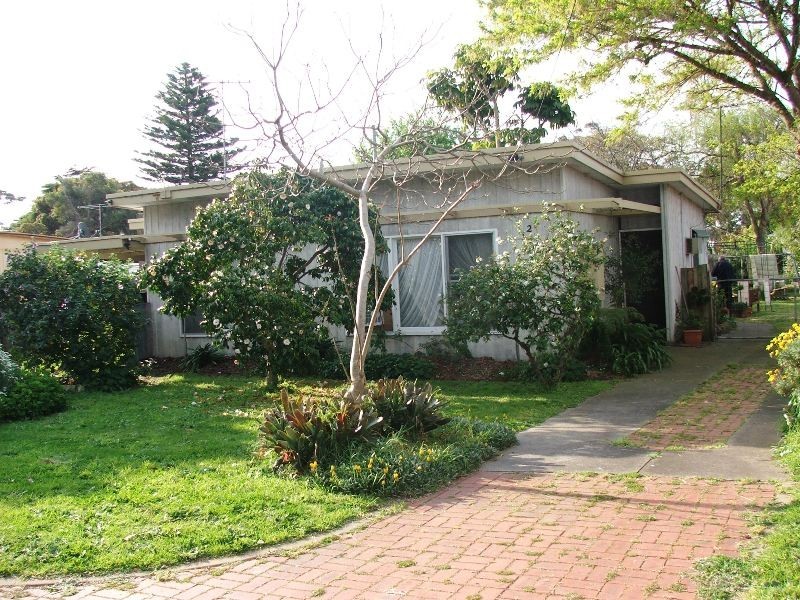 2 Cairns Avenue, Rosebud VIC 3939