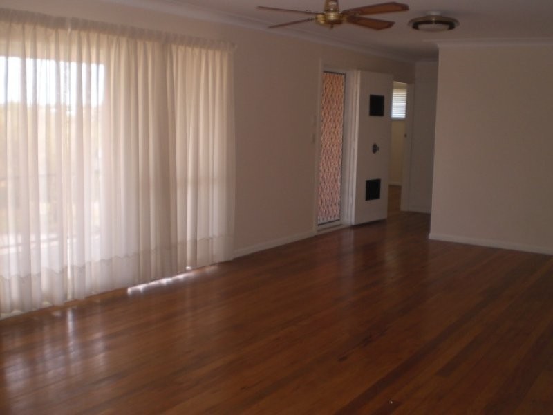 1 menkira, Mansfield QLD 4122