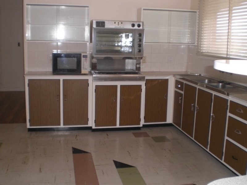 1 menkira, Mansfield QLD 4122