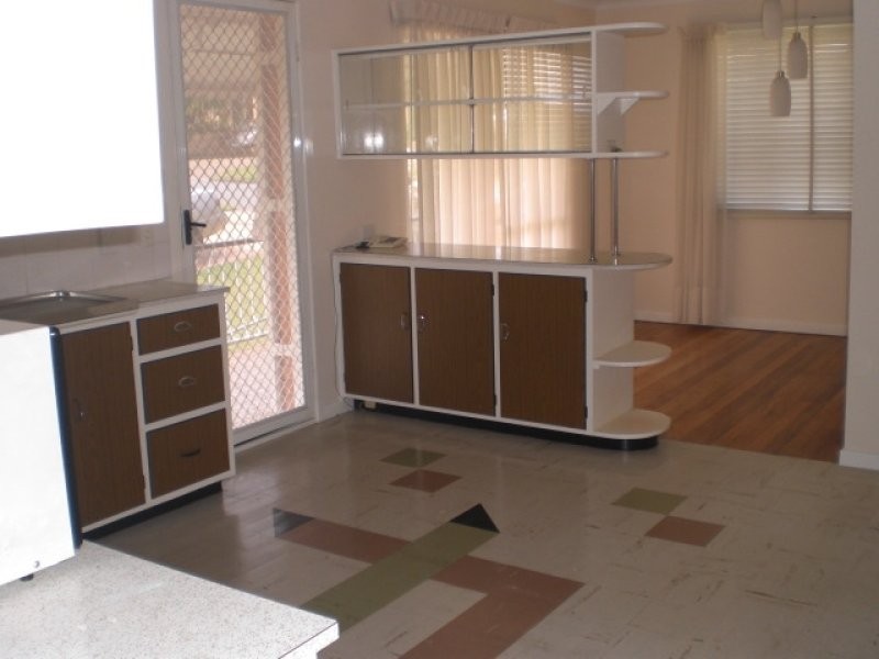 1 menkira, Mansfield QLD 4122