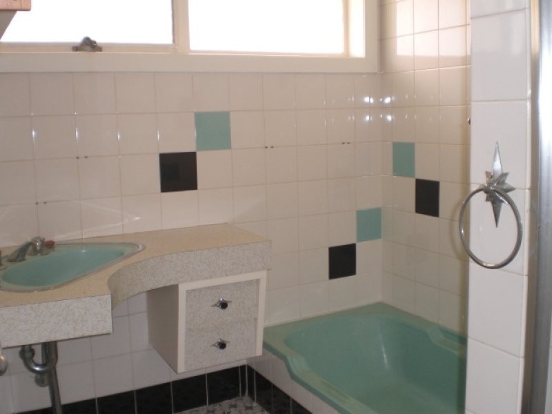 1 menkira, Mansfield QLD 4122