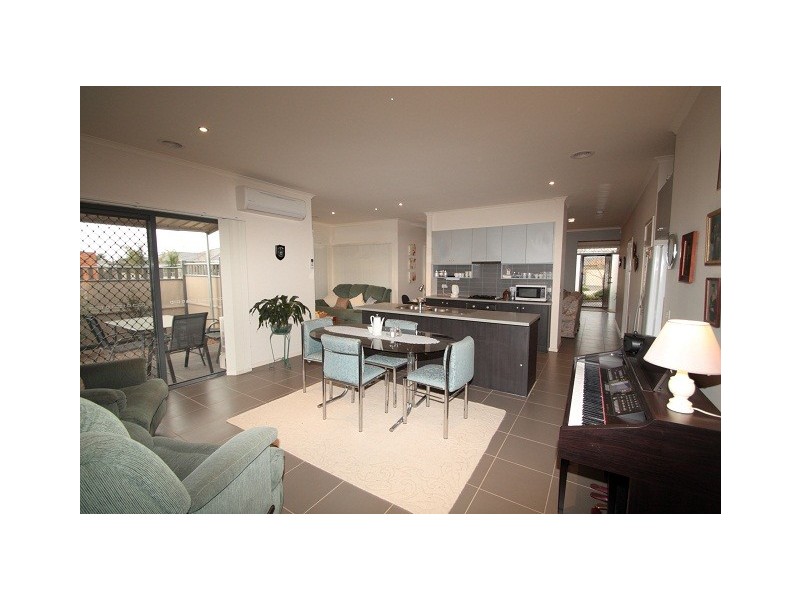 12 Sherwood Place, Melton West VIC 3337