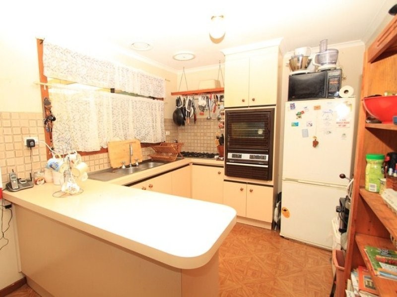 11 Chelmsford Way, Melton West VIC 3337