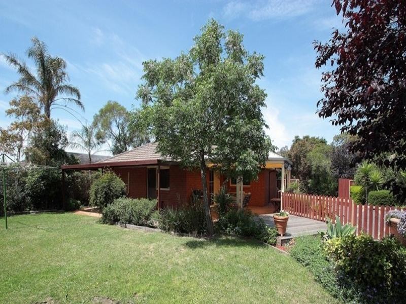 18 Crestmont Drive, Melton South VIC 3338