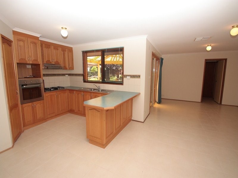 18 Crestmont Drive, Melton South VIC 3338