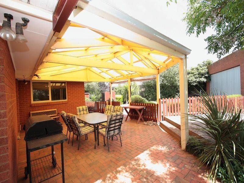 18 Crestmont Drive, Melton South VIC 3338