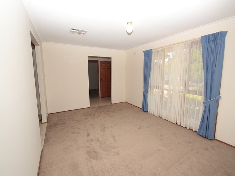 18 Crestmont Drive, Melton South VIC 3338