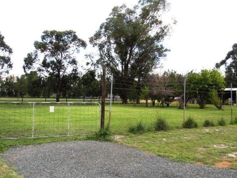 12 Bagley St, Muchea WA 6501