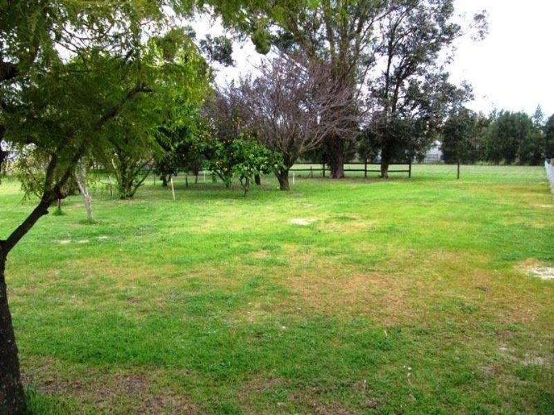 12 Bagley St, Muchea WA 6501