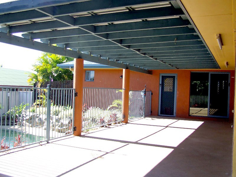 8 Sir Griffith Way, Rural View QLD 4740