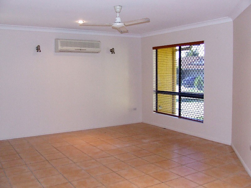 8 Sir Griffith Way, Rural View QLD 4740