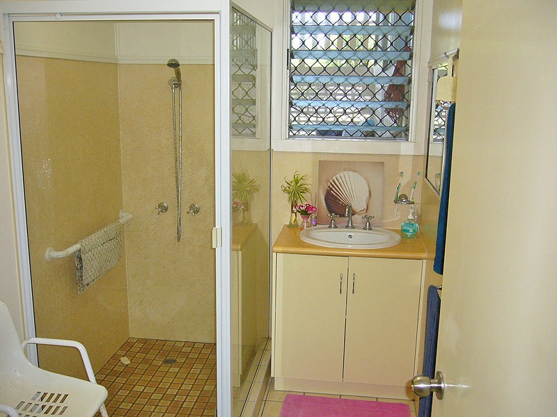 13 Hogan Street, Westcourt QLD 4870