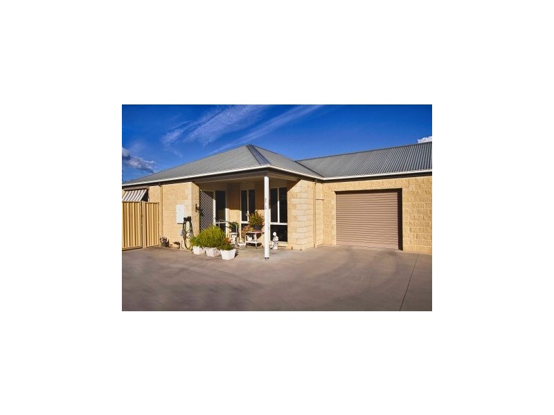 2/1D Duke Street, Maffra VIC 3860
