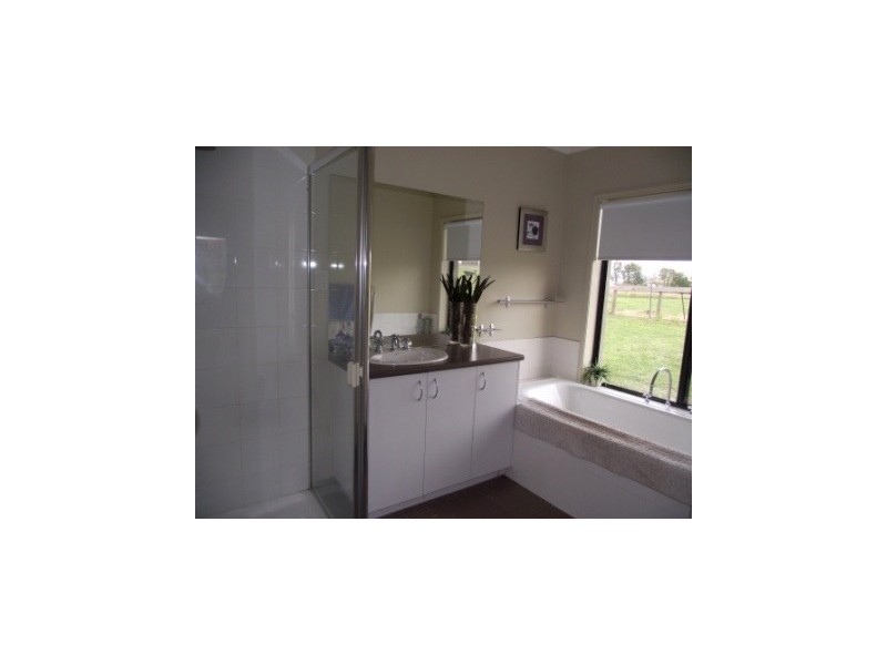 136 Sandy Creek Road, Maffra VIC 3860