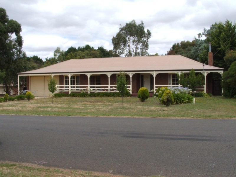 16 Old Farm Way, Romsey VIC 3434