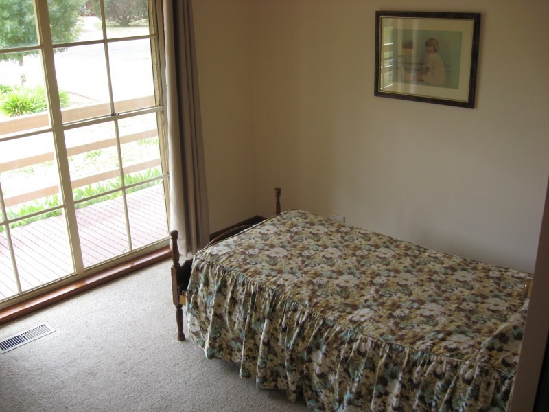 16 Old Farm Way, Romsey VIC 3434