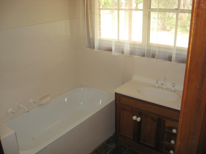 16 Old Farm Way, Romsey VIC 3434