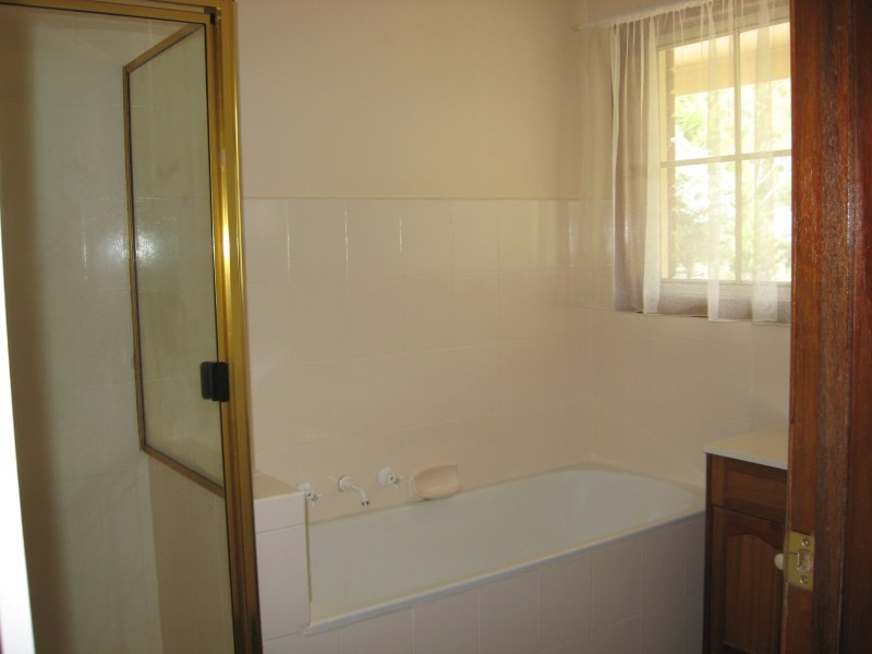 16 Old Farm Way, Romsey VIC 3434