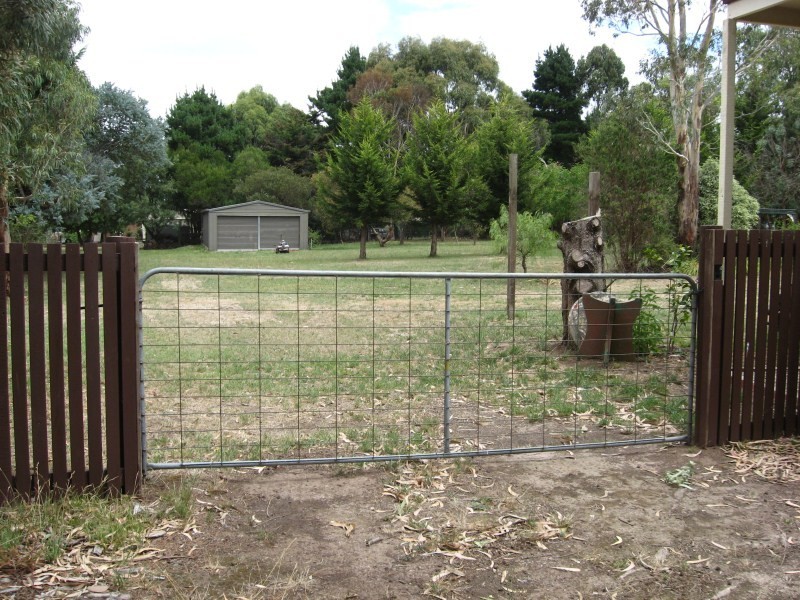 16 Old Farm Way, Romsey VIC 3434