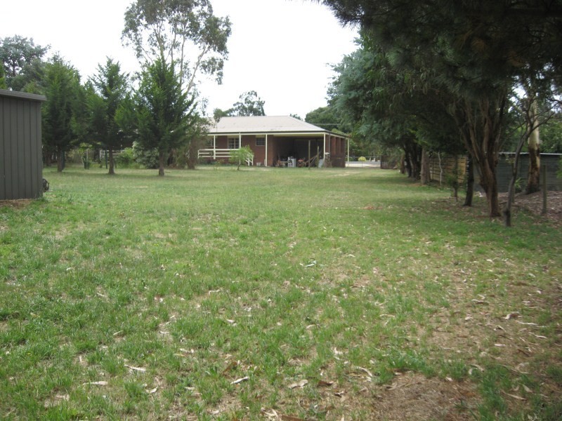 16 Old Farm Way, Romsey VIC 3434