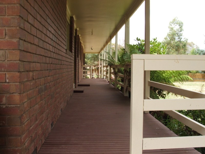 16 Old Farm Way, Romsey VIC 3434