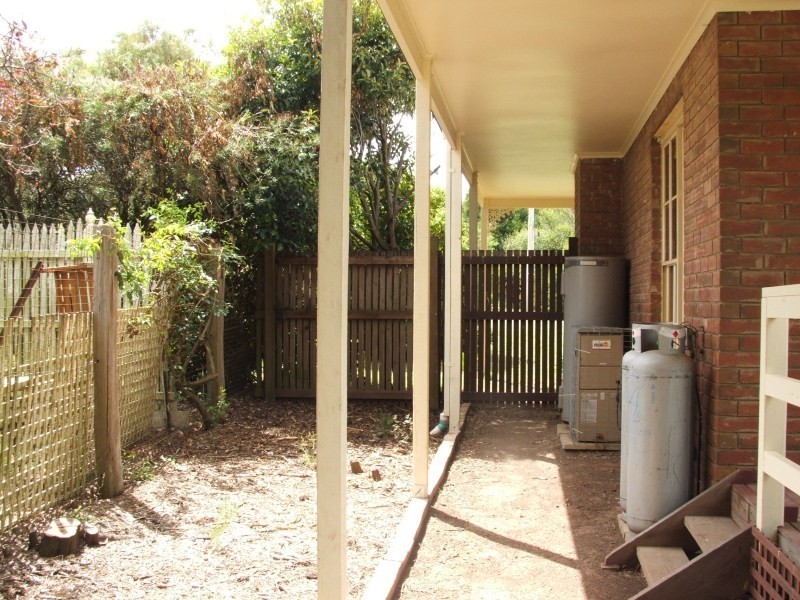 16 Old Farm Way, Romsey VIC 3434