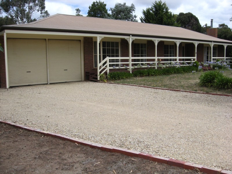 16 Old Farm Way, Romsey VIC 3434