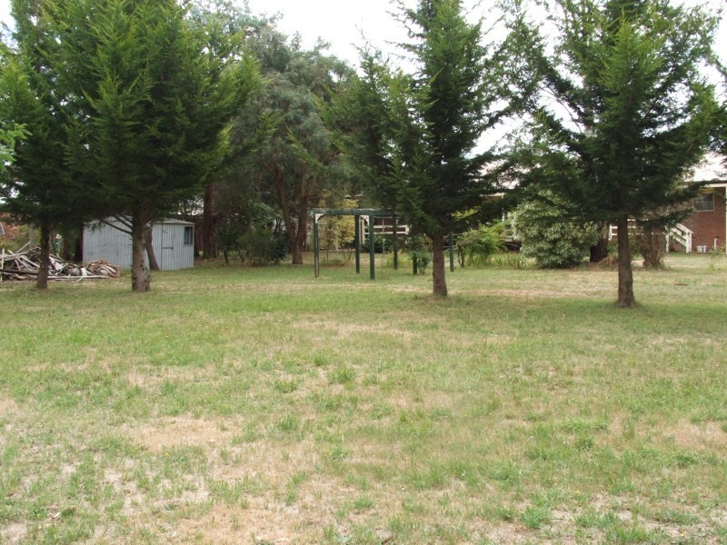 16 Old Farm Way, Romsey VIC 3434
