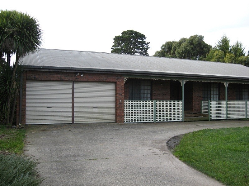 45 White Avenue, Romsey VIC 3434