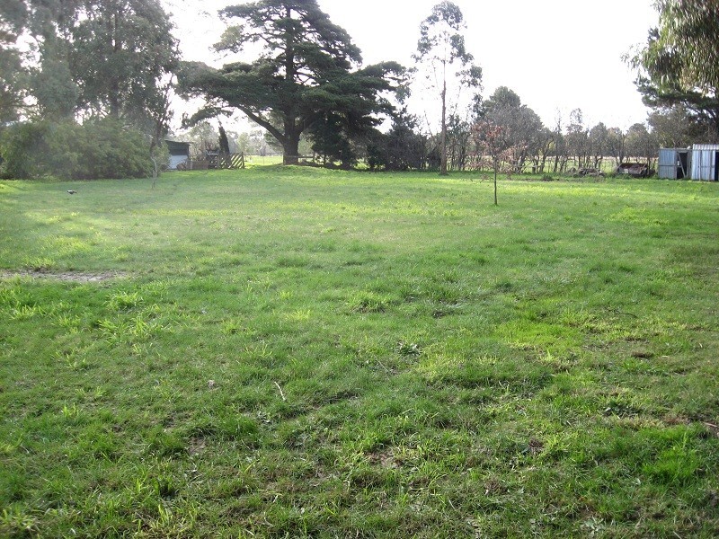 45 White Avenue, Romsey VIC 3434