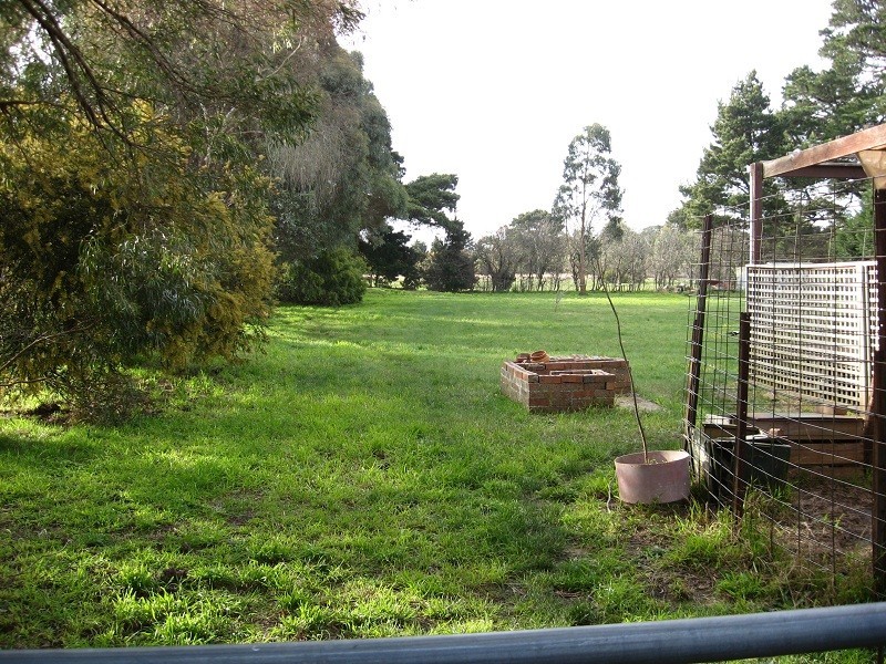 45 White Avenue, Romsey VIC 3434