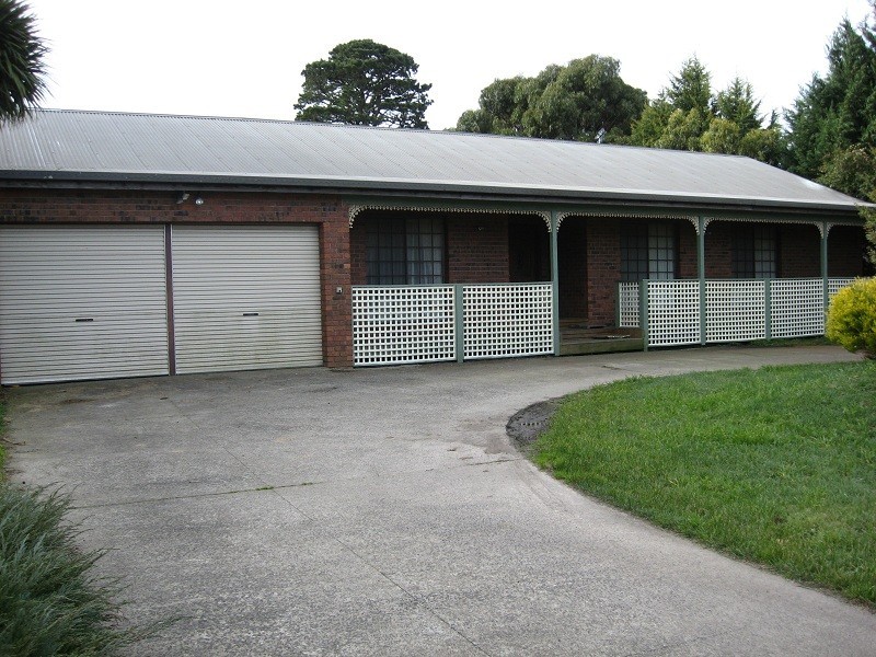 45 White Avenue, Romsey VIC 3434