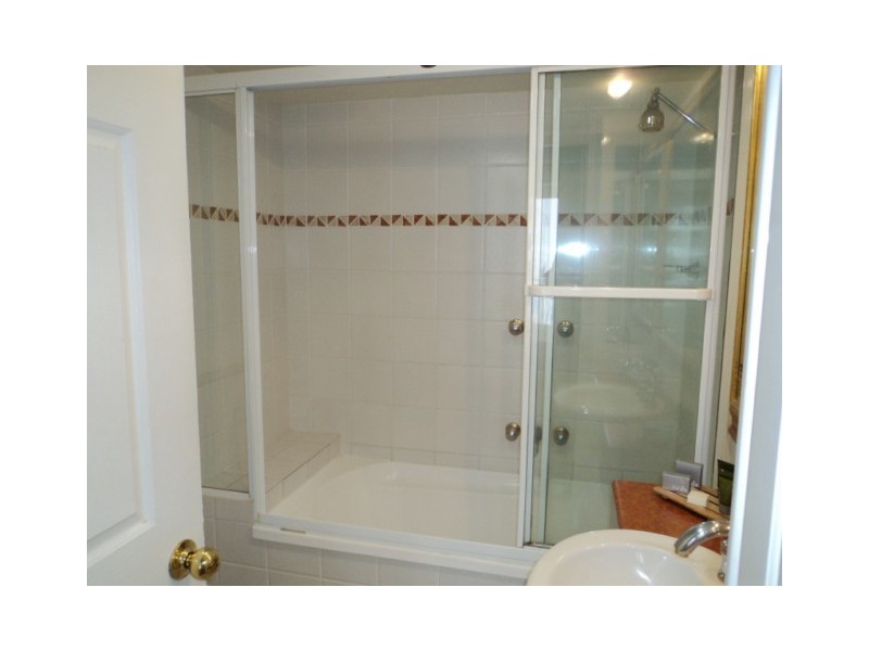 -/24 Queensland Avenue, Broadbeach QLD 4218