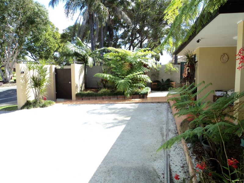147 Markeri Street, Mermaid Waters QLD 4218