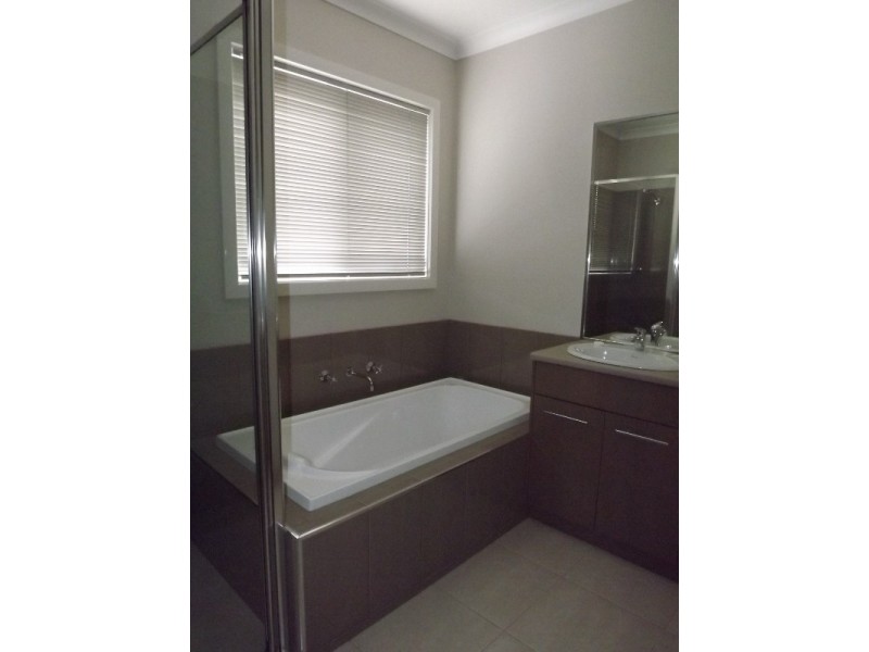 1/64 Service Rd, Moe VIC 3825