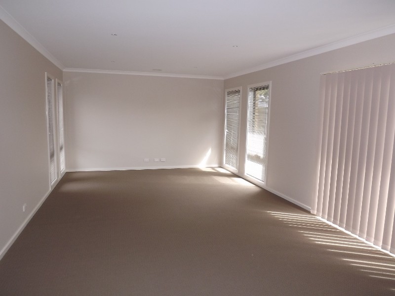 2/64 Service Rd, Moe VIC 3825