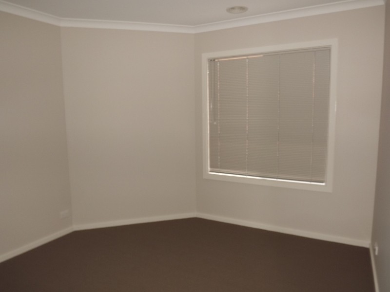 2/64 Service Rd, Moe VIC 3825