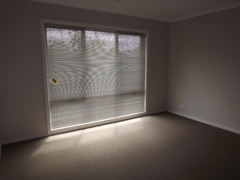 2/64 Service Rd, Moe VIC 3825