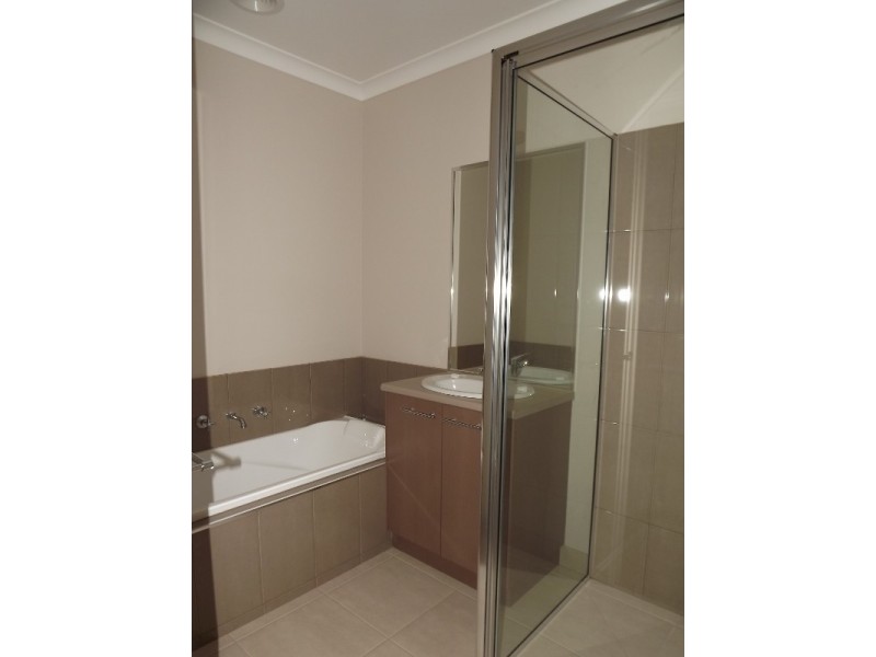 2/64 Service Rd, Moe VIC 3825