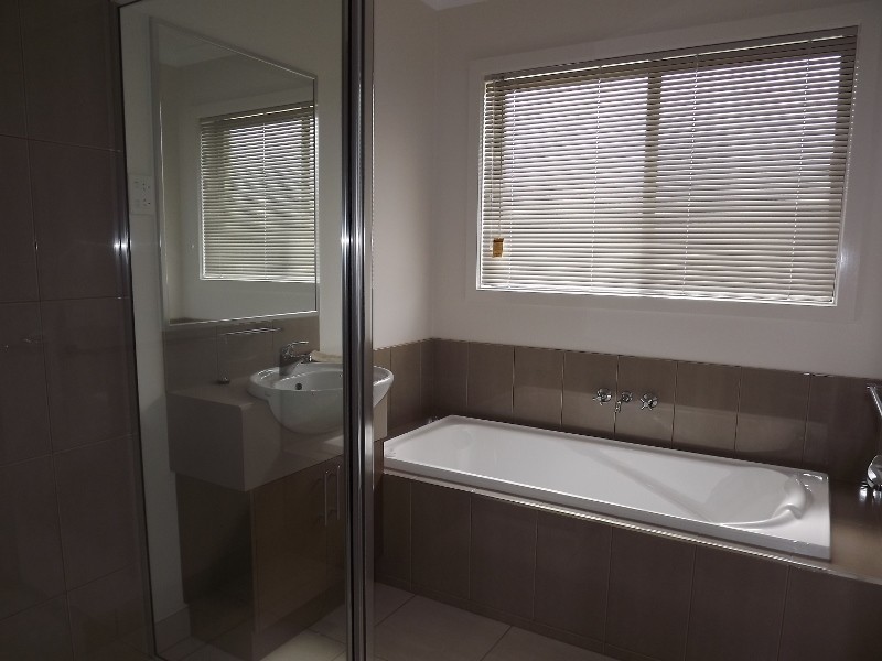 1/16 Sweetwater Place, Moe VIC 3825