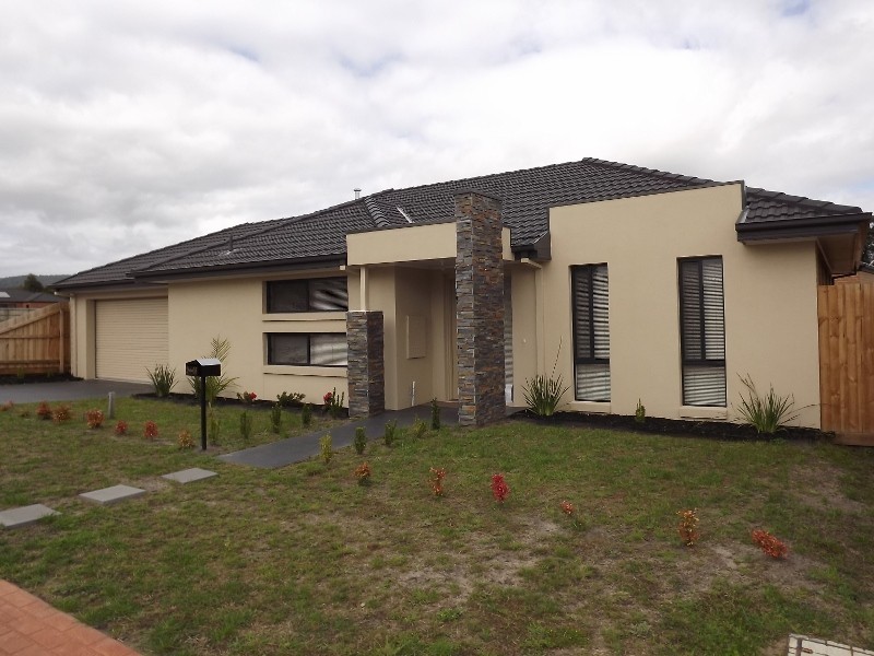 2/16 Sweetwater Place, Moe VIC 3825