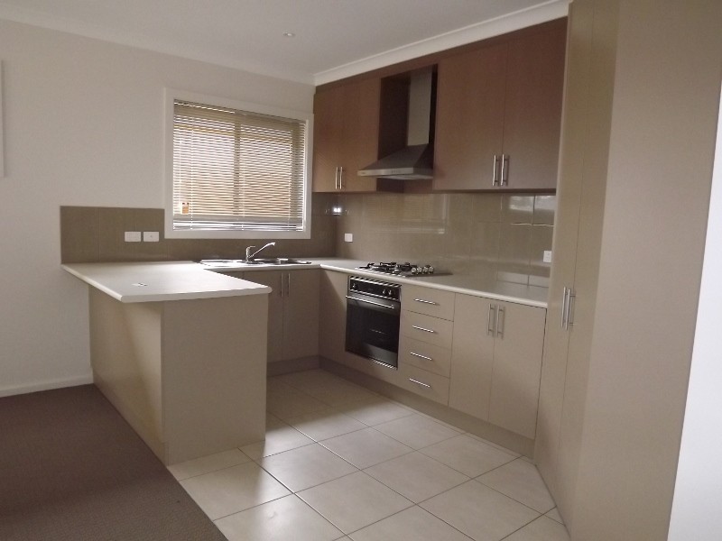 2/16 Sweetwater Place, Moe VIC 3825