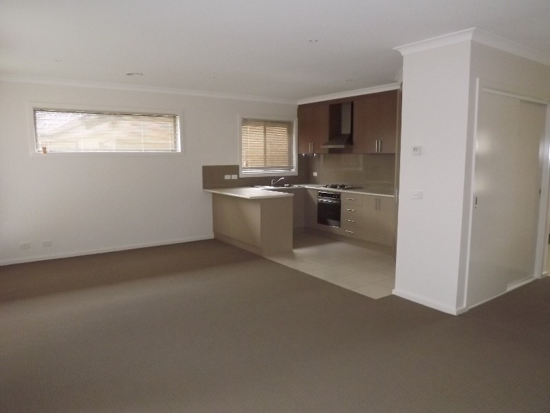 2/16 Sweetwater Place, Moe VIC 3825