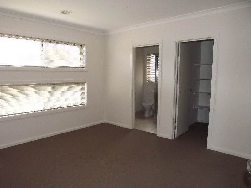 2/16 Sweetwater Place, Moe VIC 3825