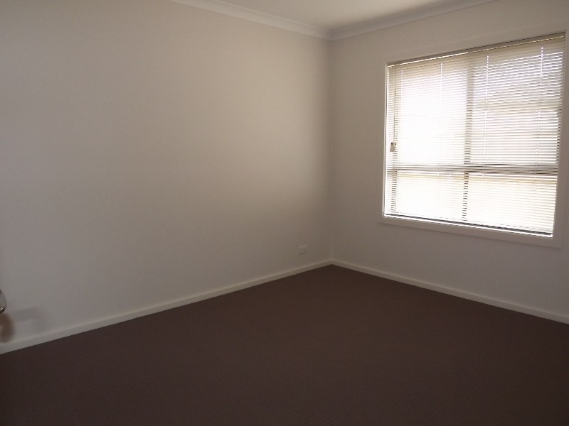 2/16 Sweetwater Place, Moe VIC 3825