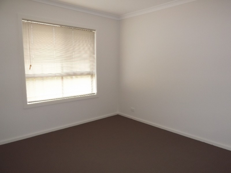 2/16 Sweetwater Place, Moe VIC 3825