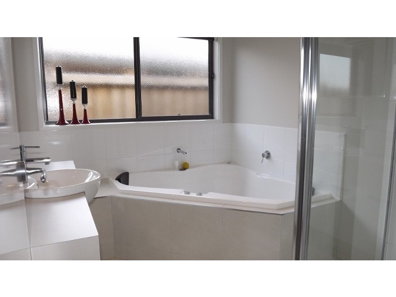 5 Robin Close, Newborough VIC 3825