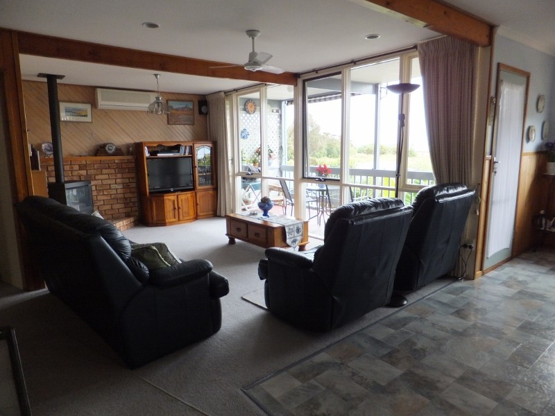 147 Bay Road, Eagle Point VIC 3878